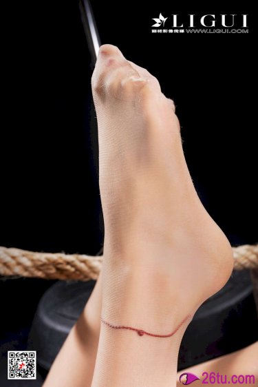 《美女脫個精光露出奶胸的照片》