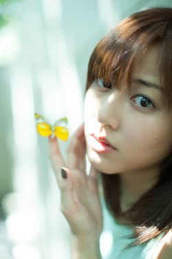 孫尚香蹲下給劉禪輔導功課