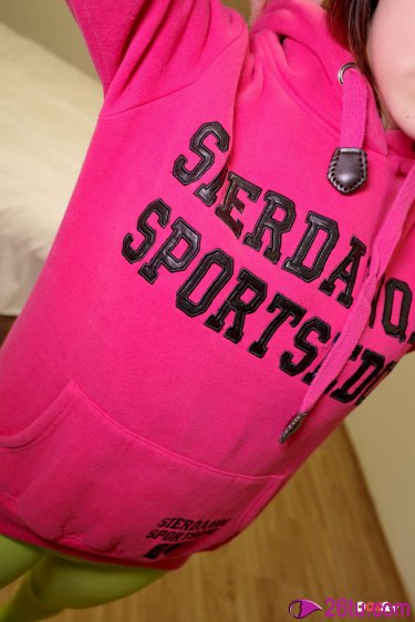 美女和帥哥睡覺親吻