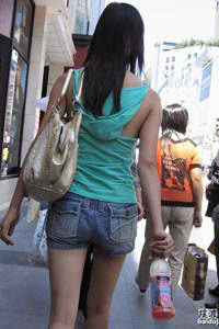 揉著我的奶從后面進去視頻